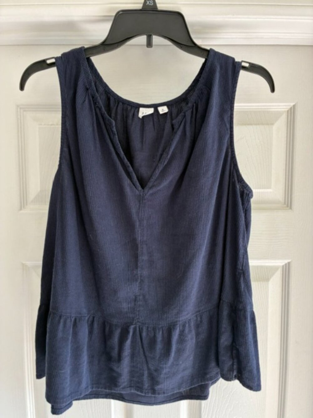 Gap sleeveless Peplum type v neck blouse with ruffle on the bottom, size Medium
